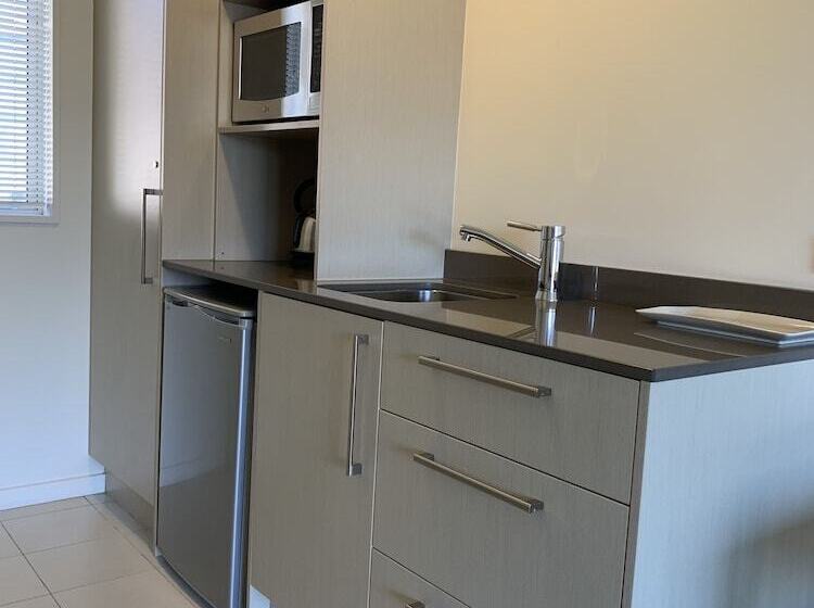 استودیوی استاندارد, Salerno Motel Apartments