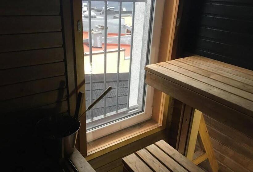 اتاق خانوادگی, Carolina