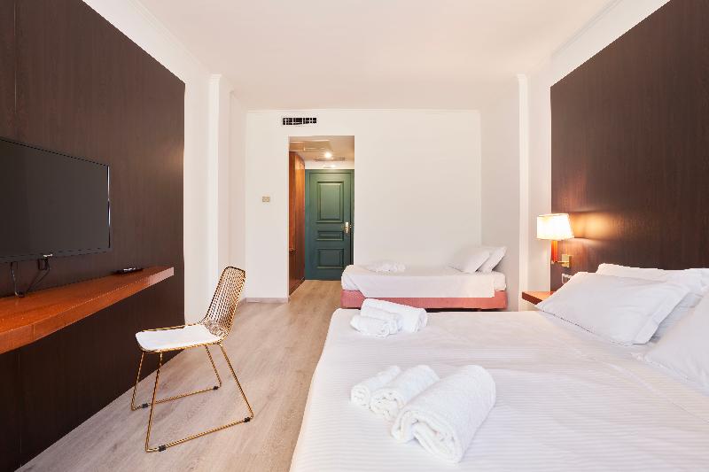 标准三人间, Cyrano