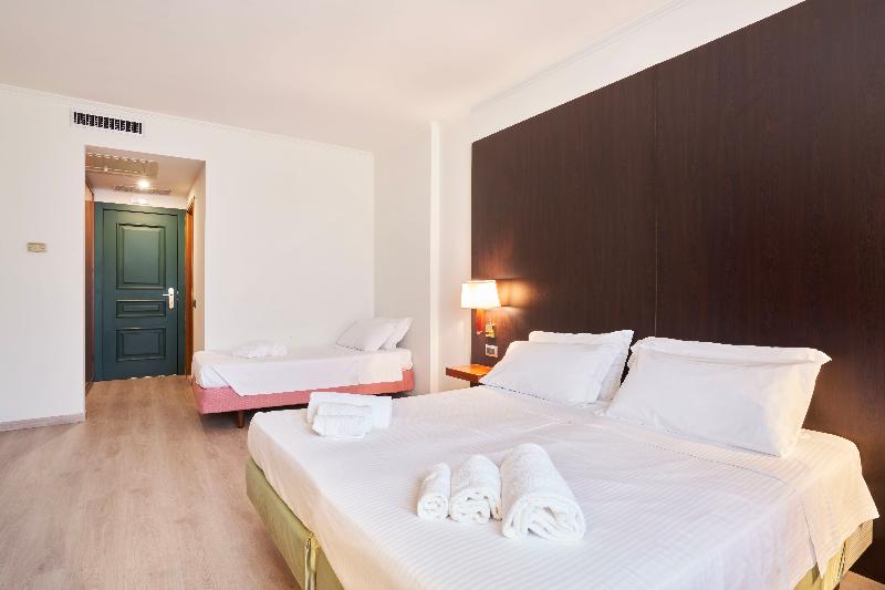 标准三人间, Cyrano