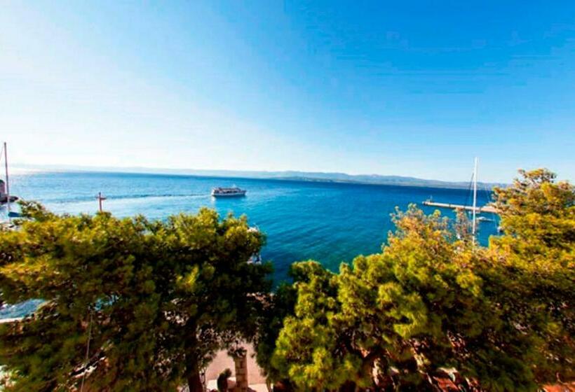 اتاق استاندارد با چشم‌انداز دریا, Kaštil