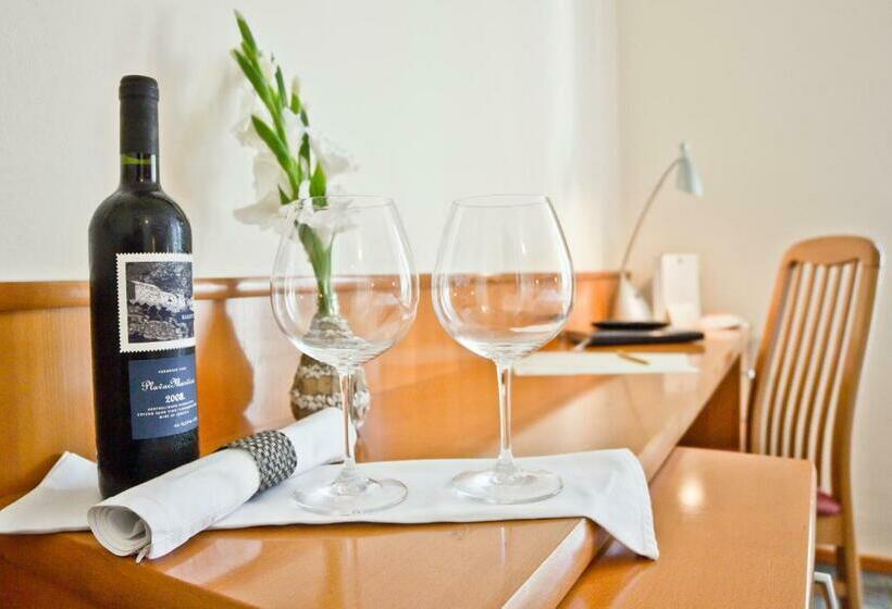 اتاق استاندارد با چشم‌انداز دریا, Kaštil