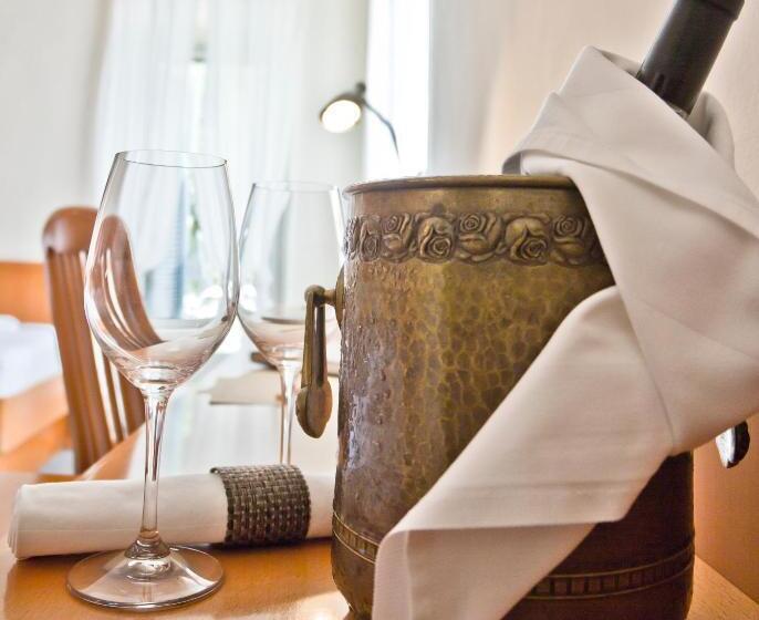 اتاق استاندارد سه نفره, Kaštil