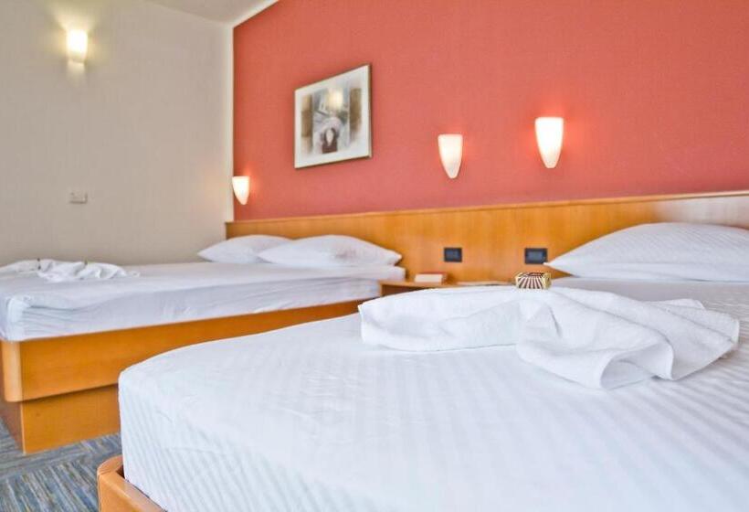 اتاق استاندارد سه نفره, Kaštil