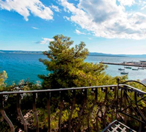 اتاق لوکس با بالکن, Kaštil