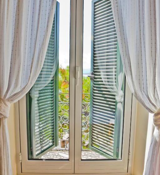 اتاق لوکس با بالکن, Kaštil