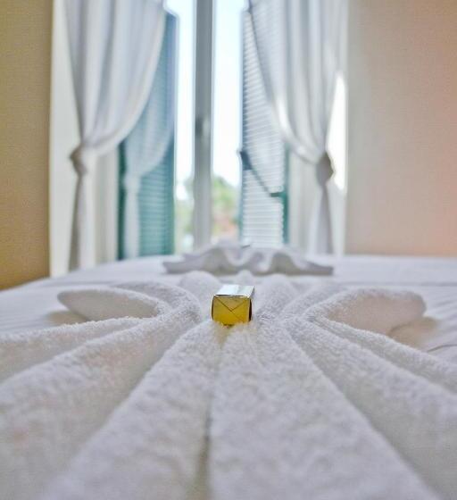 اتاق لوکس با بالکن, Kaštil