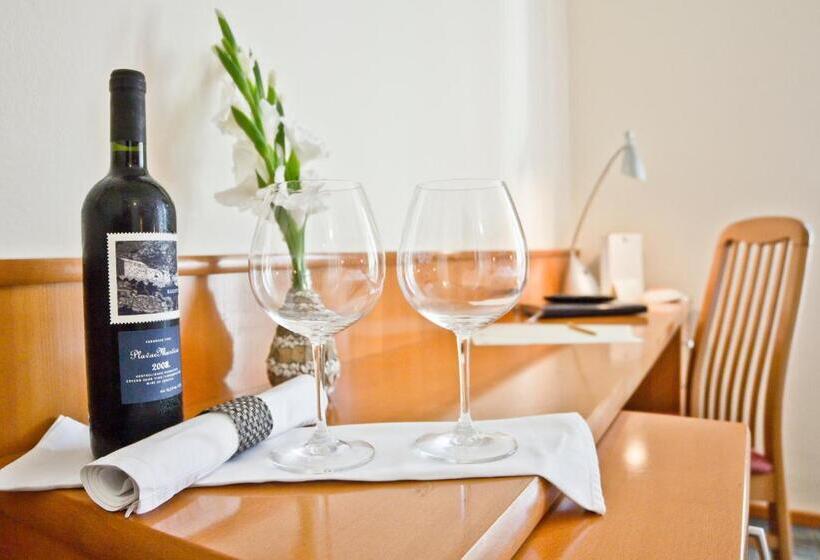 اتاق لوکس با بالکن, Kaštil