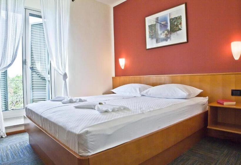 اتاق لوکس با بالکن, Kaštil