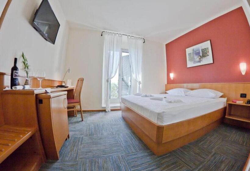 اتاق لوکس با بالکن, Kaštil