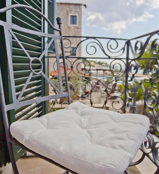 اتاق لوکس یک تخته, Kaštil