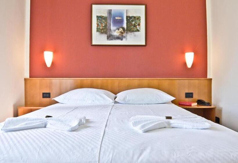 اتاق استاندارد یک نفره با چشم‌انداز دریا, Kaštil