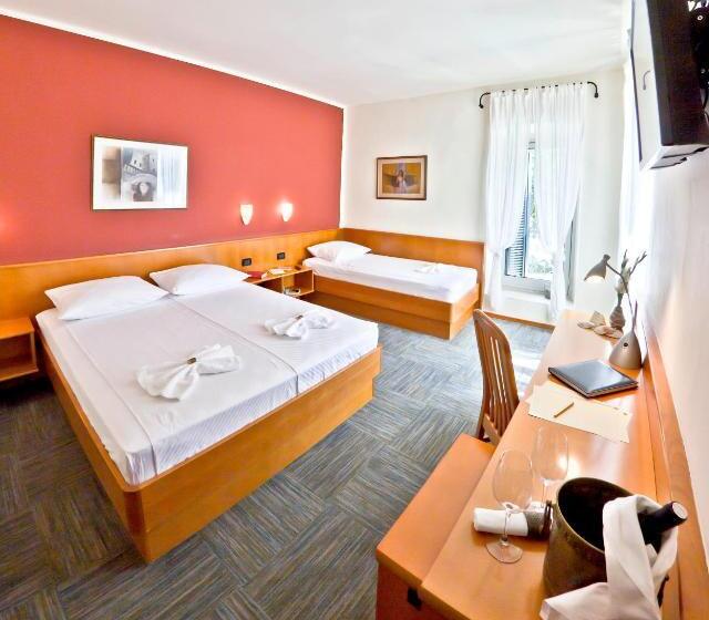 اتاق استاندارد سه تخته با بالکن, Kaštil