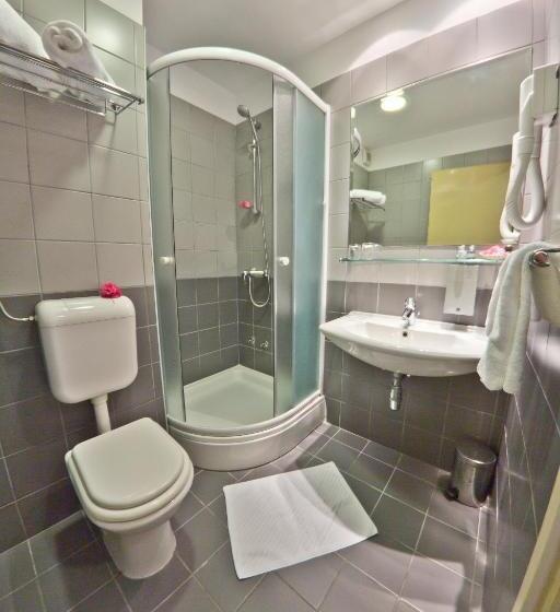 اتاق استاندارد یک نفره, Kaštil