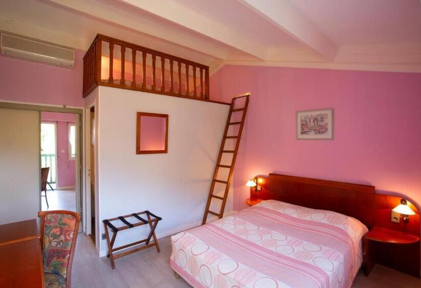 חדר סטנדרט לשלושה עם מרפסת, Logis Hotel Restaurant Du Pont