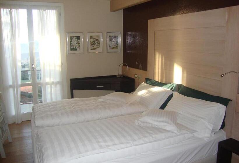 컴포트 룸, Miralago