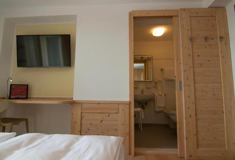 컴포트 룸, Miralago