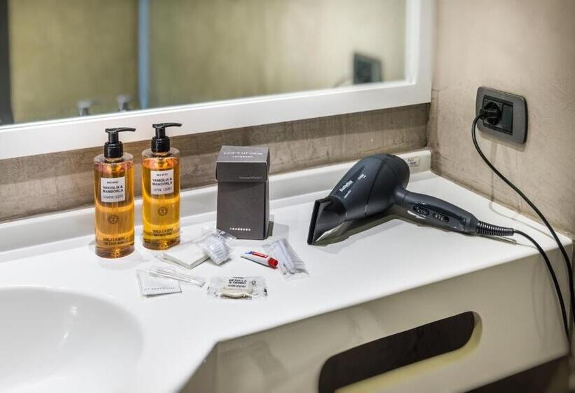 סוויטת ג'וניור, Point