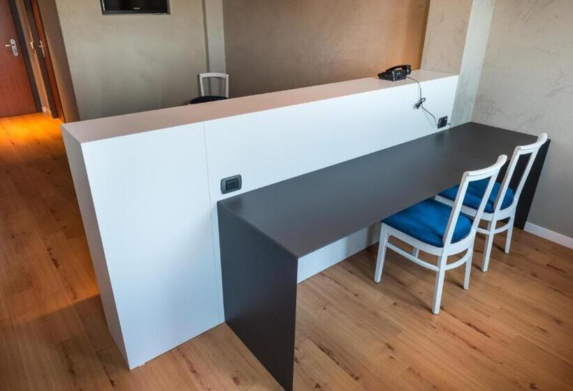 סוויטת ג'וניור, Point