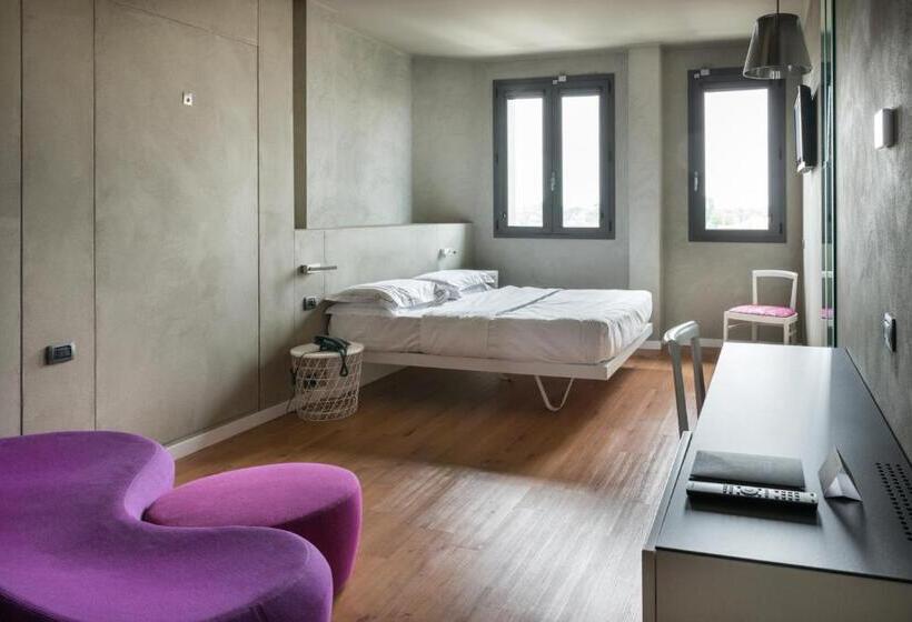 סוויטת ג'וניור, Point