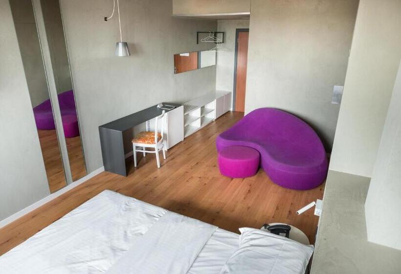 סוויטת ג'וניור, Point