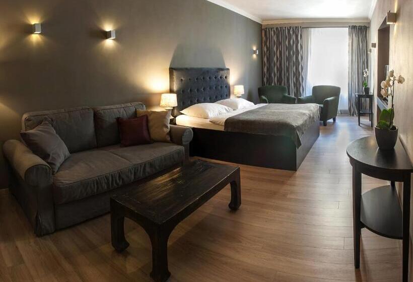 수피리어 룸, Rango