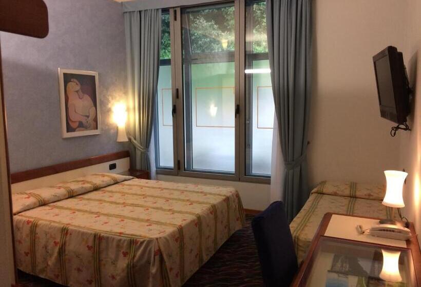 اتاق استاندارد سه نفره, San Terenzo