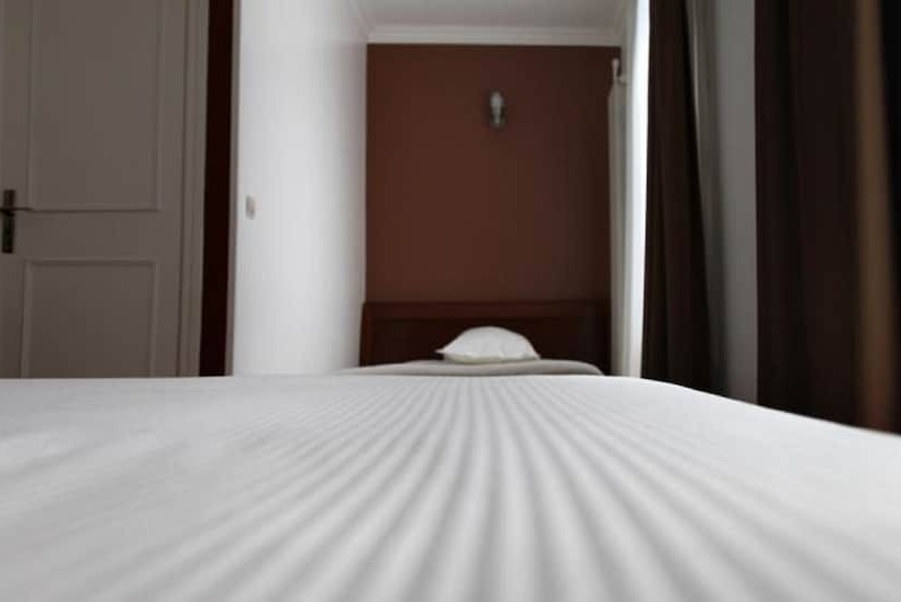اتاق استاندارد سه نفره, Briand Devient Hotel Ipl