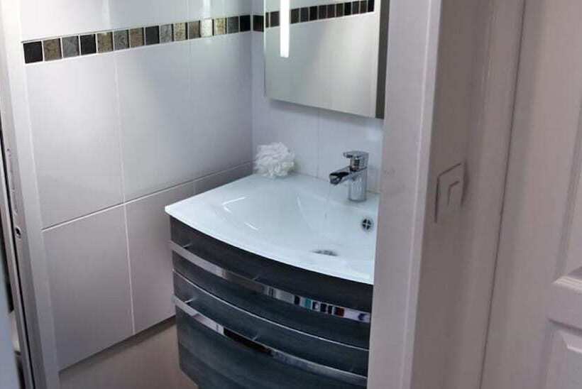 اتاق استاندارد سه نفره, Briand Devient Hotel Ipl