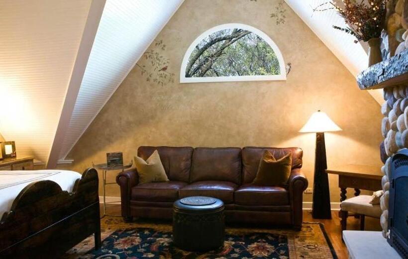 Deluxe Suite King Bed, Harvey House Bed & Breakfast