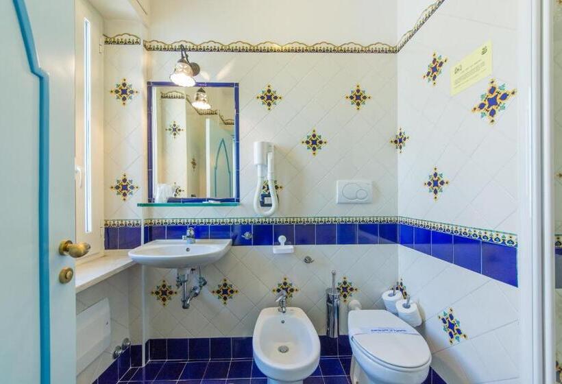 اتاق استاندارد سه تخته با بالکن, Riviera B&b Rooms