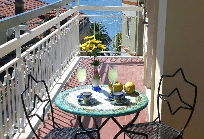 اتاق لوکس با بالکن و چشمانداز دریا, Riviera B&b Rooms