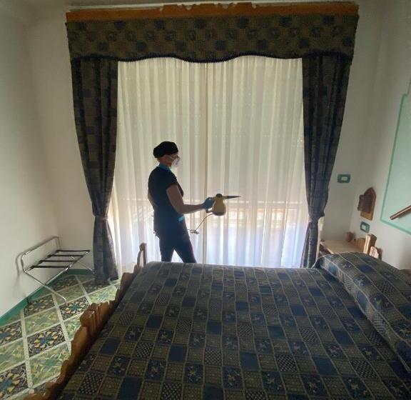 اتاق لوکس با بالکن و چشمانداز دریا, Riviera B&b Rooms