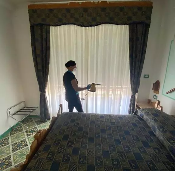 اتاق لوکس با بالکن و چشم‌انداز دریا, Riviera B&b Rooms
