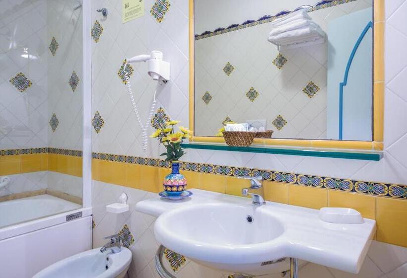 اتاق لوکس با بالکن و چشمانداز دریا, Riviera B&b Rooms