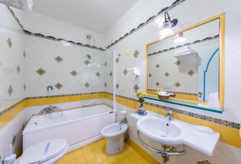 اتاق لوکس با بالکن و چشمانداز دریا, Riviera B&b Rooms