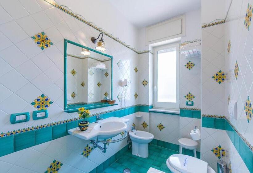 اتاق لوکس با بالکن و چشمانداز دریا, Riviera B&b Rooms