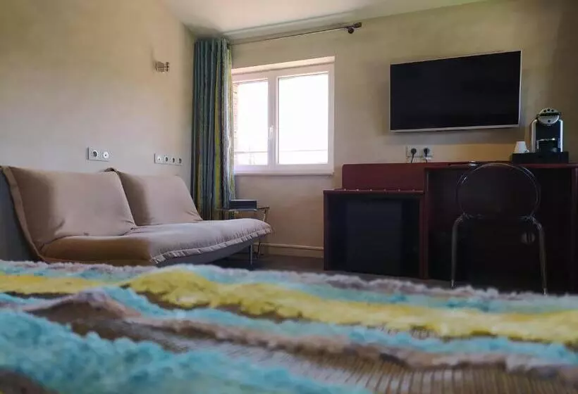 اتاق راحتی با چشم‌انداز استخر, Auberge Du Roua