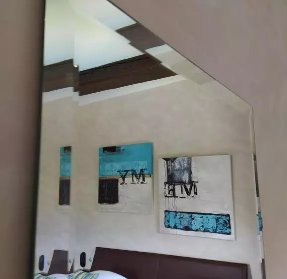 اتاق راحتی با چشم‌انداز استخر, Auberge Du Roua