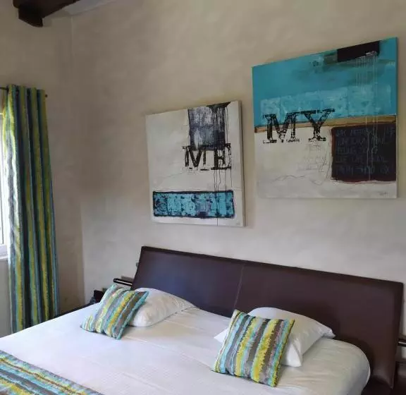 اتاق راحتی با چشم‌انداز استخر, Auberge Du Roua