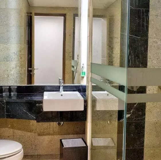 プールの見えるデラックスルーム, Claro Makassar Hotel & Convention