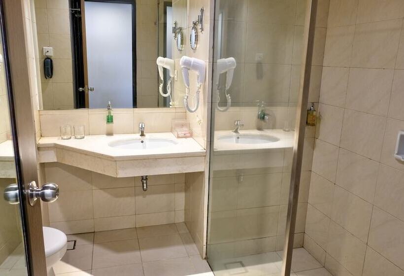 Номер Deluxe Вид на Бассейн, Claro Makassar Hotel & Convention