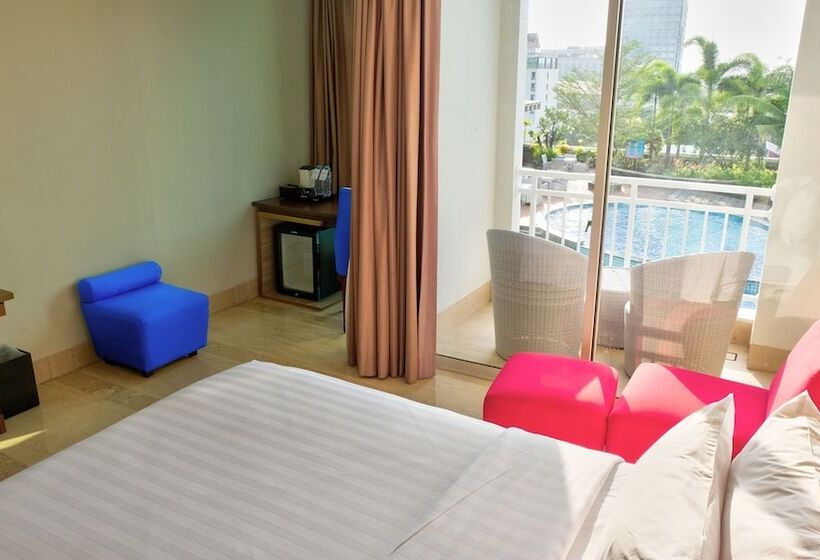 プールの見えるデラックスルーム, Claro Makassar Hotel & Convention