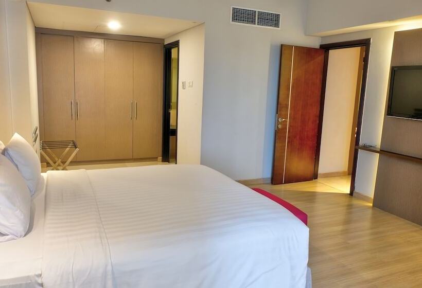 Полулюкс, Claro Makassar Hotel & Convention