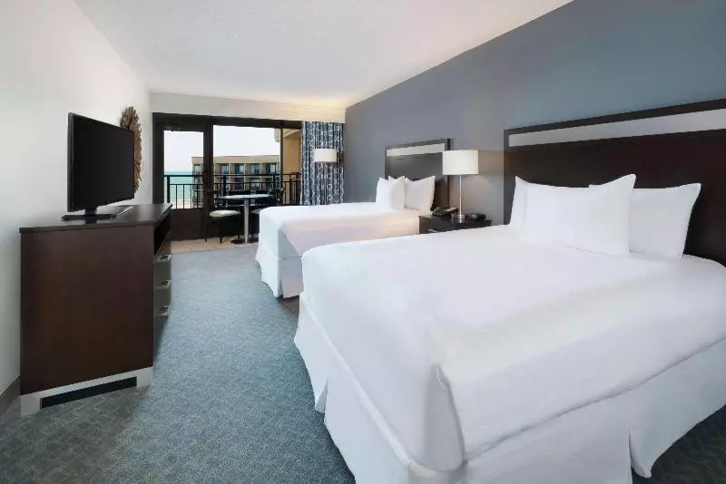 プールの見えるデラックスルーム, Claro Makassar Hotel & Convention