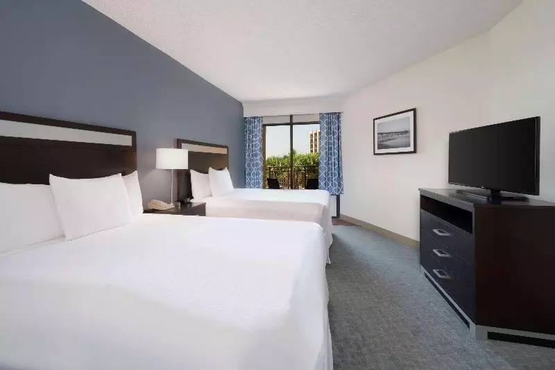 プールの見えるデラックスルーム, Claro Makassar Hotel & Convention