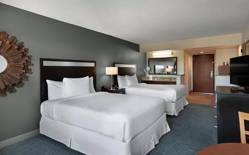 プールの見えるデラックスルーム, Claro Makassar Hotel & Convention