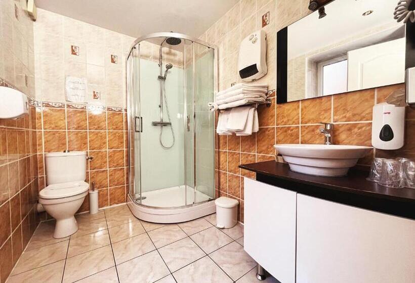 غرفة قياسية رباعية, De La Poste