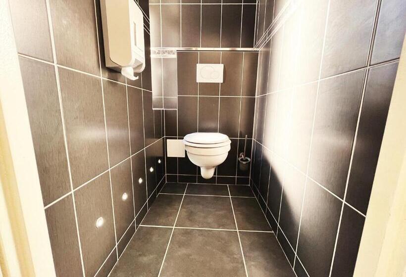 غرفة كومفورت, De La Poste