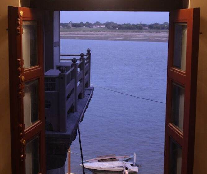 Deluxe room with river view, Guleria Kothi At Ganges